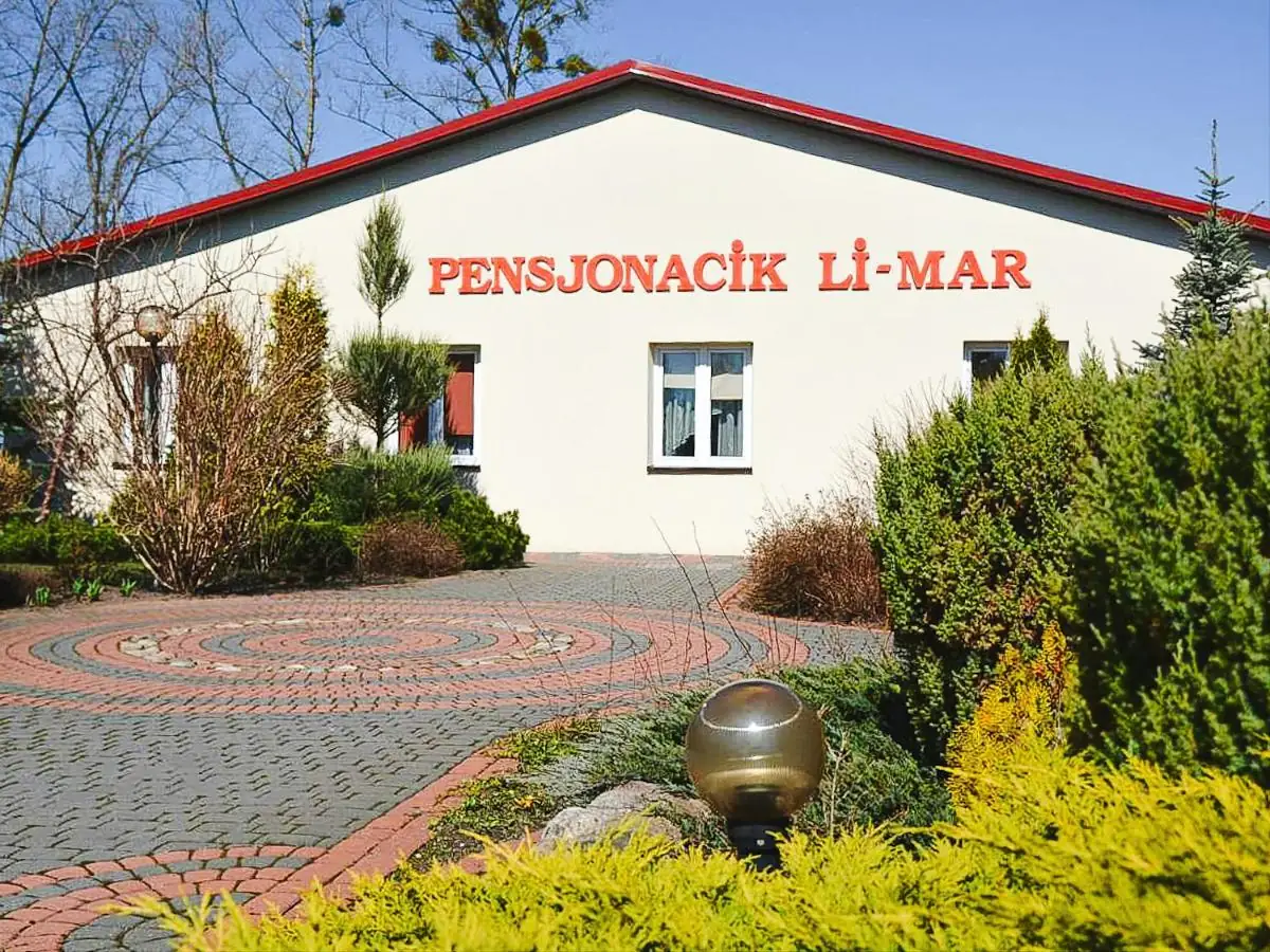 Budynek Pensjonatu Li-Mar w Piszu — noclegi na Mazurach